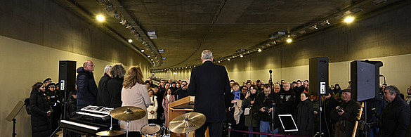 Bürgermeister Andreas Bovenschulte schaut bei seiner Ansprache zur Eröffnung des Hafentunnels in Bremerhaven in den Tunnel.