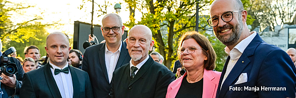 Gemeinsam mit Kristina Voigt begrüßt Bürgermeister Andreas Bovenschulte John Malkovich auf dem Filmfest in Bremen. 