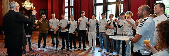 Bürgermeister Andreas Bovenschulte empfing jungen Sportler des Gymnasiums Links der Weser die bei der Fußball-Schul-WM in China den 12. Platz erreicht haben im Bremer Rathaus. Bürgermeister Andreas Bovenschulte empfing jungen Sportler des Gymnasiums Links der Weser die bei der Fußball-Schul-WM in China den 12. Platz erreicht haben im Bremer Rathaus.