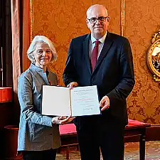 Bürgermeister Bovenschulte übergibt das Bundesverdienstkreuz an Marie-Luise Zimmer. Bürgermeister Bovenschulte übergibt das Bundesverdienstkreuz an Marie-Luise Zimmer.