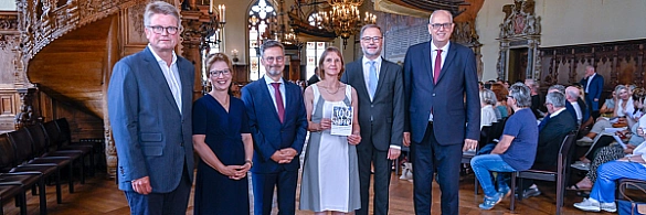 Feiern 100 Jahre Bremer Verwaltungsgerichtsbarkeit: Jan Büsing (Präsident der Hanseatischen Rechtsanwaltskammer Bremen), Senatorin Claudia Schilling, Prof. Peter Sperlich (Präsident des Oberverwaltungsgerichts der Freien Hansestadt Bremen), Dr. Meike Jörgensen (Präsidentin des Verwaltungsgerichts Bremen), Prof. Dr. Andreas Korbmacher (Präsident des Bundesverwaltungsgerichts) und Bürgermeister Dr. Andreas Bovenschulte (von li.). Feiern 100 Jahre Bremer Verwaltungsgerichtsbarkeit: Jan Büsing (Präsident der Hanseatischen Rechtsanwaltskammer Bremen), Senatorin Claudia Schilling, Prof. Peter Sperlich (Präsident des Oberverwaltungsgerichts der Freien Hansestadt Bremen), Dr. Meike Jörgensen (Präsidentin des Verwaltungsgerichts Bremen), Prof. Dr. Andreas Korbmacher (Präsident des Bundesverwaltungsgerichts) und Bürgermeister Dr. Andreas Bovenschulte (von li.).