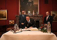 Bürgermeister Andreas Bovenschulte begrüßte den Botschafter Großbritanniens, Andrew Jonathan Mitchell, und Honorarkonsul Hans-Christoph Enge (von links). Bürgermeister Andreas Bovenschulte begrüßte den Botschafter Großbritanniens, Andrew Jonathan Mitchell, und Honorarkonsul Hans-Christoph Enge (von links).