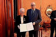 Bürgermeister Bovenschulte übergibt das Bundesverdienstkreuz an Renate Scheidt.