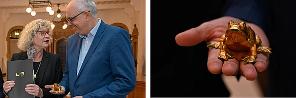 Die Künstlerin Petra Heitkötter überreicht Bürgermeister Andreas Bovenschulte einen Froschkönig. Die Künstlerin Petra Heitkötter überreicht Bürgermeister Andreas Bovenschulte einen Froschkönig.