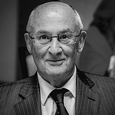 Schwarz-Weiß-Bild des Bremer Ehrenbürgers Uwe Hollweg.