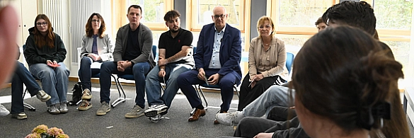 Schülerinnen und Schüler der Oberschule Lerchenstraße berichten Bürgermeister Bovenschulte von ihren Erfahrungen mit Rassismus.  Schülerinnen und Schüler der Oberschule Lerchenstraße berichten Bürgermeister Bovenschulte von ihren Erfahrungen mit Rassismus.