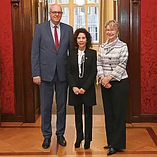 Bürgermeister Andreas Bovenschulte, Generalkonsulin Rosa Olinda Vásquez Orozco und Honorarkonsulin Birgit Severin de Salinas.  Bürgermeister Andreas Bovenschulte, Generalkonsulin Rosa Olinda Vásquez Orozco und Honorarkonsulin Birgit Severin de Salinas.