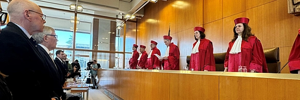 Ullriche Mäurer beim Staatsgerichtshof in Karlsruhe Ullriche Mäurer beim Staatsgerichtshof in Karlsruhe