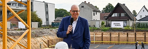 Bürgermeister Andreas Bovenschulte beim ersten Spatenstich für die Grundschule im Dillener Quartier. Bürgermeister Andreas Bovenschulte beim ersten Spatenstich für die Grundschule im Dillener Quartier.