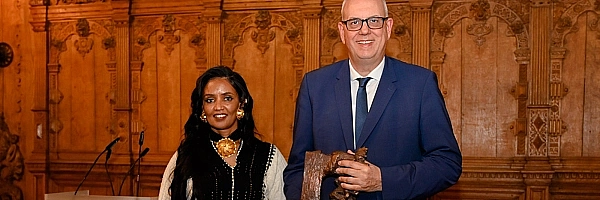 Die Preisträgerin Meseret Hadush und Bürgermeister Andreas Bovenschulte. Die Preisträgerin Meseret Hadush und Bürgermeister Andreas Bovenschulte.