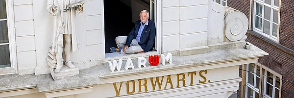 Der Initiator des Haus der Wissenschaft, Prof. Gerold Wefer, sitzt im Fenster des Hauses mit dem Schriftzug Warum. Foto: Michel Iffländer (GfG) / Universität Bremen  Der Initiator des Haus der Wissenschaft, Prof. Gerold Wefer, sitzt im Fenster des Hauses mit dem Schriftzug Warum. Foto: Michel Iffländer (GfG) / Universität Bremen