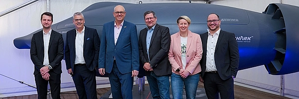 Betriebsbesuch bei Euroatlas GmbH: (von links) Oliver Saile (Head of Sales and Marketing Euroatlas GmbH), Andreas Heuer (WFB Wirtschaftsförderung Bremen), Bürgermeister Andreas Bovenschulte, Eugen Ciemnyjewski (Geschäftsführer Euroatlas GmbH), Sabrina Einert (Prokuristin Euroatlas GmbH) und Niko Schmidt (Deputy Head Autonomous Systems). 