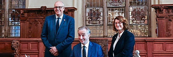 Bürgermeister Andreas Bovenschulte, Jan Böhmermann und Bürgerschaftspräsidentin Antje Grotheer.