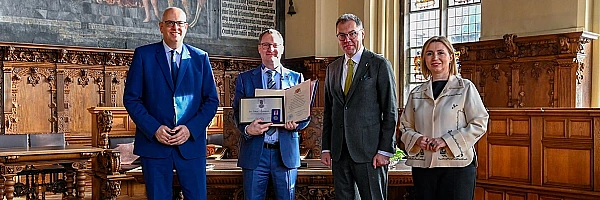 Bürgermeister Andreas Bovenschulte, Jan-Oliver Buhlmann (Unternehmer und Mitgründer der ungeheuer verdienstvollen Stiftung Solidarität Ukraine), Oleksii Makeiev (ukrainischer Botschafter) und Iryna Tybinka (Generalkonsulin der Ukraine in Hamburg)