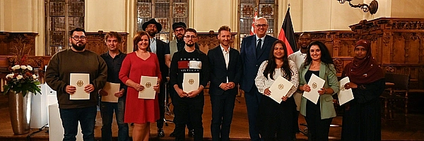 Bürgermeister Bovenschulte mit den zehn Personen, denen er die Einbürgerungsurkunde überreichte.