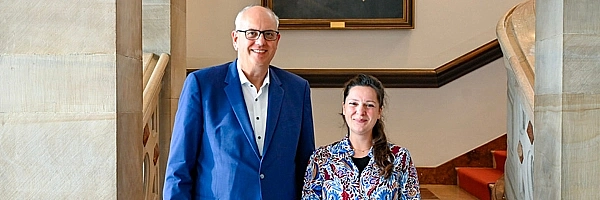 Die neue Präses der Bremischen Evangelischen Kirche, Maria Esfandiari, und Bürgermeister Andreas Bovenschulte.