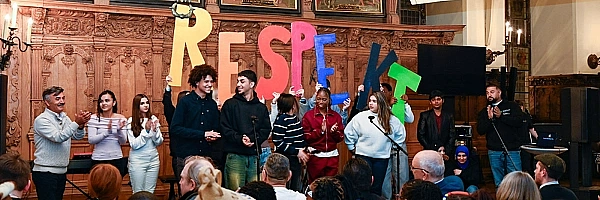 Jugendliche präsentieren den Respekt-Song während der Nacht der Jugend.