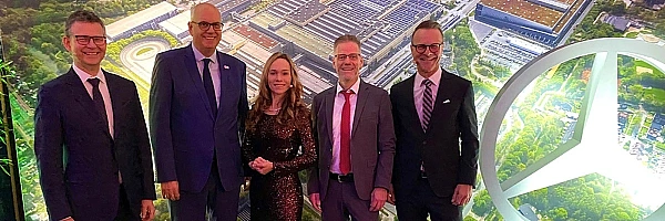 Michael Frieß, Leiter Produktion und Standort, Bürgermeister Andreas Bovenschulte, Moderatorin Ilka Groenewold, Michael Peters, Betriebsratsvorsitzender, und Peter Gagelmann, Mitarbeiter aus dem Bremer Kundencenter und Jubilarredner (40-jähriges Jubiläum). 