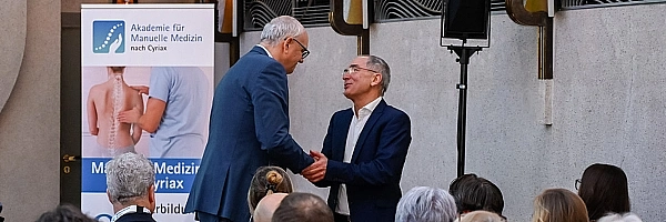 Bürgermeister Andreas Bovenschulte gratuliert dem ärztlichen Geschäftsführer des Rehazentrum Bremen, Dr. Götz Dimanski.