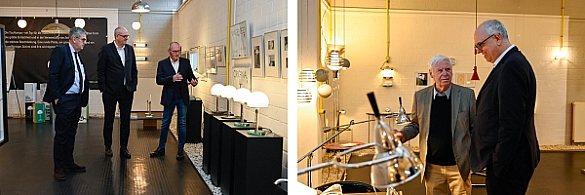 Bürgermeister Andreas Bovenschulte bewundert die Bauhaus-Lampen bei bremischen Hersteller TECNOLUMEN. 