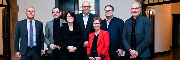 Die Teilnehmenden der Senatskommission Sozialleistungen vor ihrer konstituierenden Sitzung. 