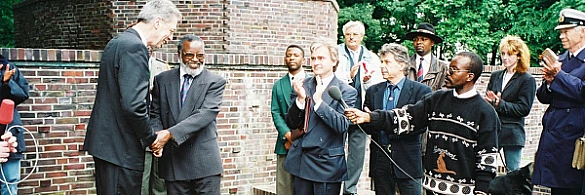 Der damalige Bürgermeister Henning Scherf (li.) weihte 1996 gemeinsam mit Sam Nujoma (2. von li.) am zum Anti-Kolonialdenkmal umgewidmeten Elefanten eine Gedenktafel für die Opfer der deutschen Kolonialherrschaft in Namibia ein. 