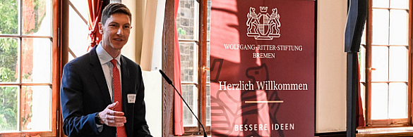 Prof. Dr. Stefan Weik nimmt den Wolfgang-Ritter-Preis entgegen.