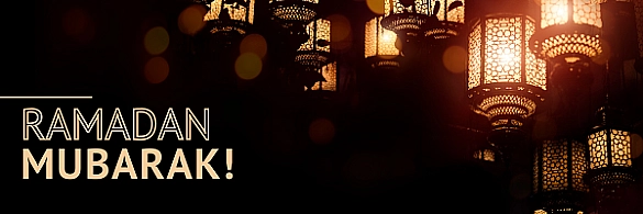 Im Hintergrund sieht man Leuchten und davor steht: Ramadan Mubarak!