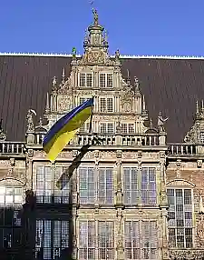 Ein Bild vom Rathaus mit der Ukraine-Flagge.