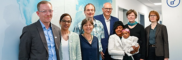 Vertreterinnen und Vertreter von Borda e.V., dem Bremer Informationszentrum für Menschenrechte und Entwicklung (biz), dem Afrika Netzwerk Bremen (ANB) und dem Bremer entwicklungspolitische Netzwerk (BeN) gemeinsam mit Bürgermeister Andreas Bovenschulte.