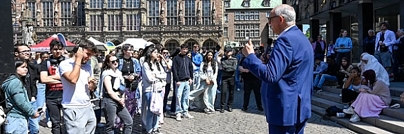 Bürgermeister Andreas Bovenschulte am Tag der Freiwilligen auf dem Bremer Marktplatz.