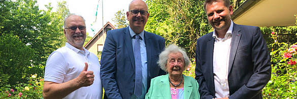 Von links: Dirk Schmidtmann, Vorsitzender des TSV St. Magnus e.V., Bürgermeister Andreas Bovenschulte, Ingeborg Möller und Florian Boehlke, Ortsamtsleiter in Burglesum.