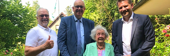 Von links: Dirk Schmidtmann, Vorsitzender des TSV St. Magnus e.V., Bürgermeister Andreas Bovenschulte, Ingeborg Möller und Florian Boehlke, Ortsamtsleiter in Burglesum.