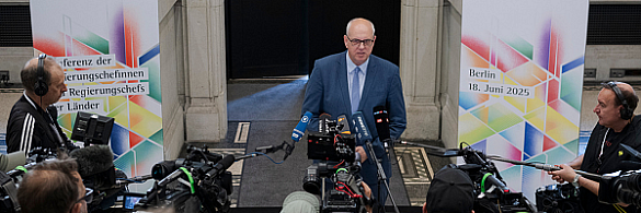 Bürgermeister Andreas Bovenschulte bei einem Pressestatement während der Ministerpräsidentenkonferenz in Berlin.