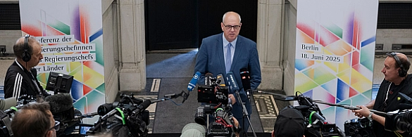 Bürgermeister Andreas Bovenschulte bei einem Pressestatement während der Ministerpräsidentenkonferenz in Berlin.