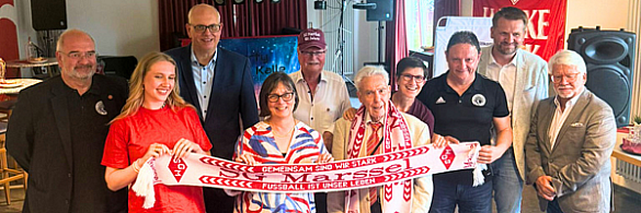 Bürgermeister Andreas Bovenschulte (3. v.l.) mit Mitgliedern der SG Marßel.