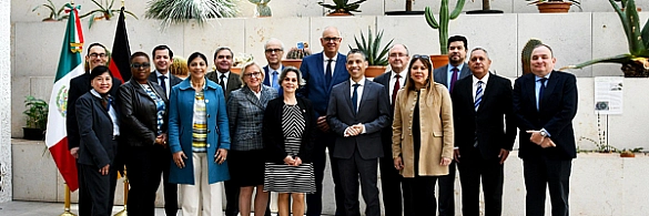 Vertreterinnen und Vertreter Südamerikanischer Länder im Dialog mit Bürgermeister Andreas Bovenschulte. 