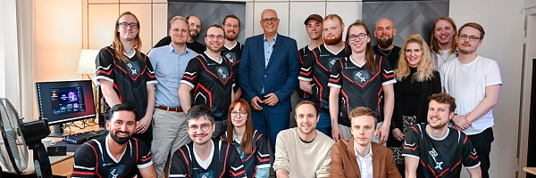 Bürgermeister Andreas Bovenschulte mit Mitgliedern von Bremen E-Sports.e.V. Bürgermeister Andreas Bovenschulte mit Mitgliedern von Bremen E-Sports.e.V.