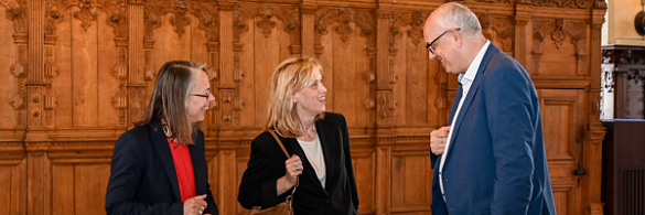 Bürgermeister Andreas Bovenschulte unterhält sich in der Oberen Rathaushallte mit Bildungsministerin Karin Prien und Bildungssenatorin Sascha Karolin Aulepp.