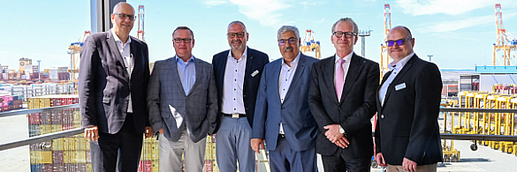 Von links: Bürgermeister Andreas Bovenschulte, Uwe Schmidt (Mitglied des Bundestages), Marc Dieterich (Geschäftsführer EUROGATE Container Terminal Bremerhaven GmbH (CTB), Melf Grantz (Oberbürgermeister Bremerhaven), Michael Blach (Vorstand Eurogate), Holger Lapuse (Projektmanager Eurogate Container Terminal Bremerhaven). 