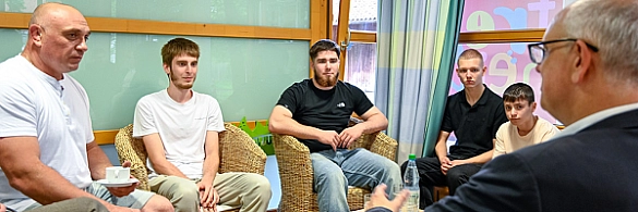 Bürgermeister Andreas Bovenschulte im Gespräch mit Bewohnern Lüssums. Bürgermeister Andreas Bovenschulte im Gespräch mit Bewohnern Lüssums.