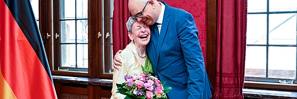 Bürgermeister Andreas Bovenschulte gratuliert Regina Heygster.