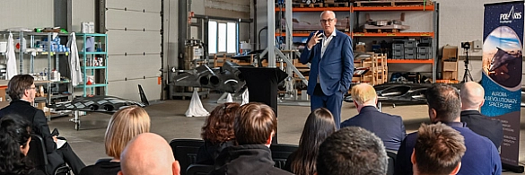 Bürgermeister Bovenschulte neben einem Modell des Polaris-Fliegers.