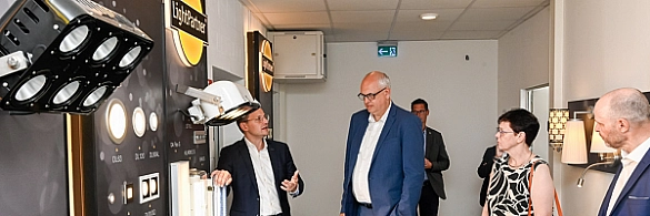 Bürgermeister Bovenschulte auf Besuch bei Lightpartner.