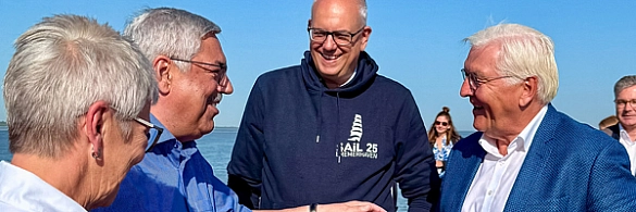 Bremerhavens Oberbürgermeister Melf Grantz, Bürgermeister Andreas Bovenschulte und Bundespräsident Frank Walter Steinmeier an Bord der Gorch Fock.