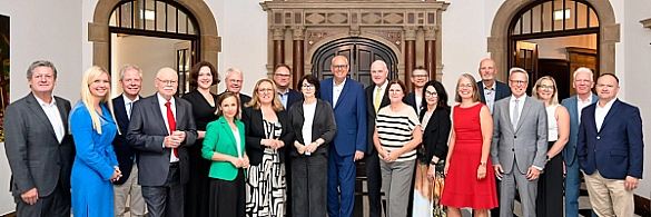 Mitglieder des Senats und des Präsidiums der Handelskammer im Rathaus.