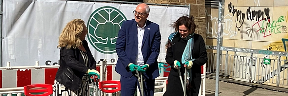 Bausenatorin Özlem Ünsal, Bürgermeister Andreas Bovenschulte und Klimasenatorin Kathrin Moosdorf beim Baubeginn für die Klimastraße. Bausenatorin Özlem Ünsal, Bürgermeister Andreas Bovenschulte und Klimasenatorin Kathrin Moosdorf beim Baubeginn für die Klimastraße.