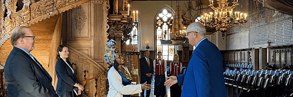 Bürgermeister Bovenschulte und Botschafterin Itoua in der Oberen Rathaushalle. Bürgermeister Bovenschulte und Botschafterin Itoua in der Oberen Rathaushalle.