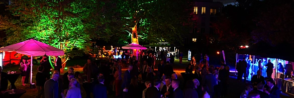 Der Garten der Landesvertretung Berlin in festlicher Beleuchtung. Der Garten der Landesvertretung Berlin in festlicher Beleuchtung.