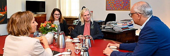 Bürgermeister Bovenschulte (rechts) mit Barbara Gessler (2. von rechts). Mit dabei: Die Bevollmächtigte Bremens für Europa, Nancy Böhning (vorne) und Tania Paschalidou, Europäische Kommission.
